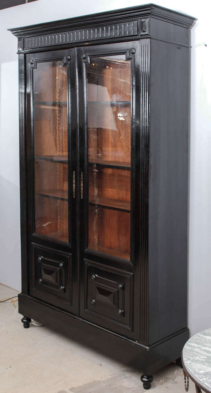 Napoleon III period bookcase, recently restored, with original  glass doors and 5 adjustable shelves.